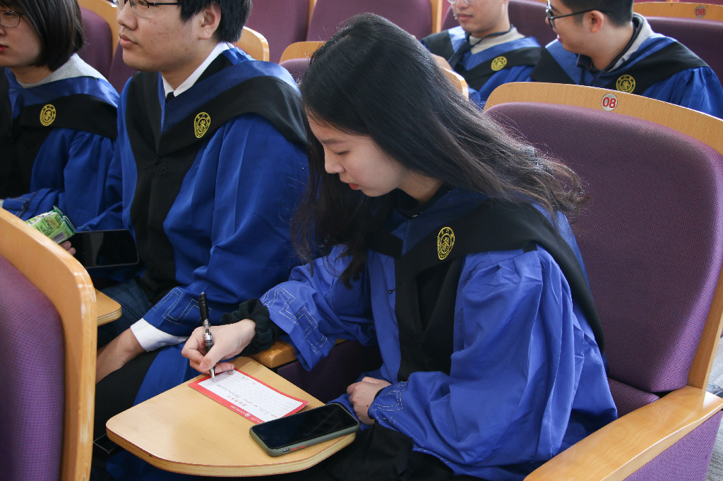 2 同学们认真写下对老师的感谢与祝福1.png